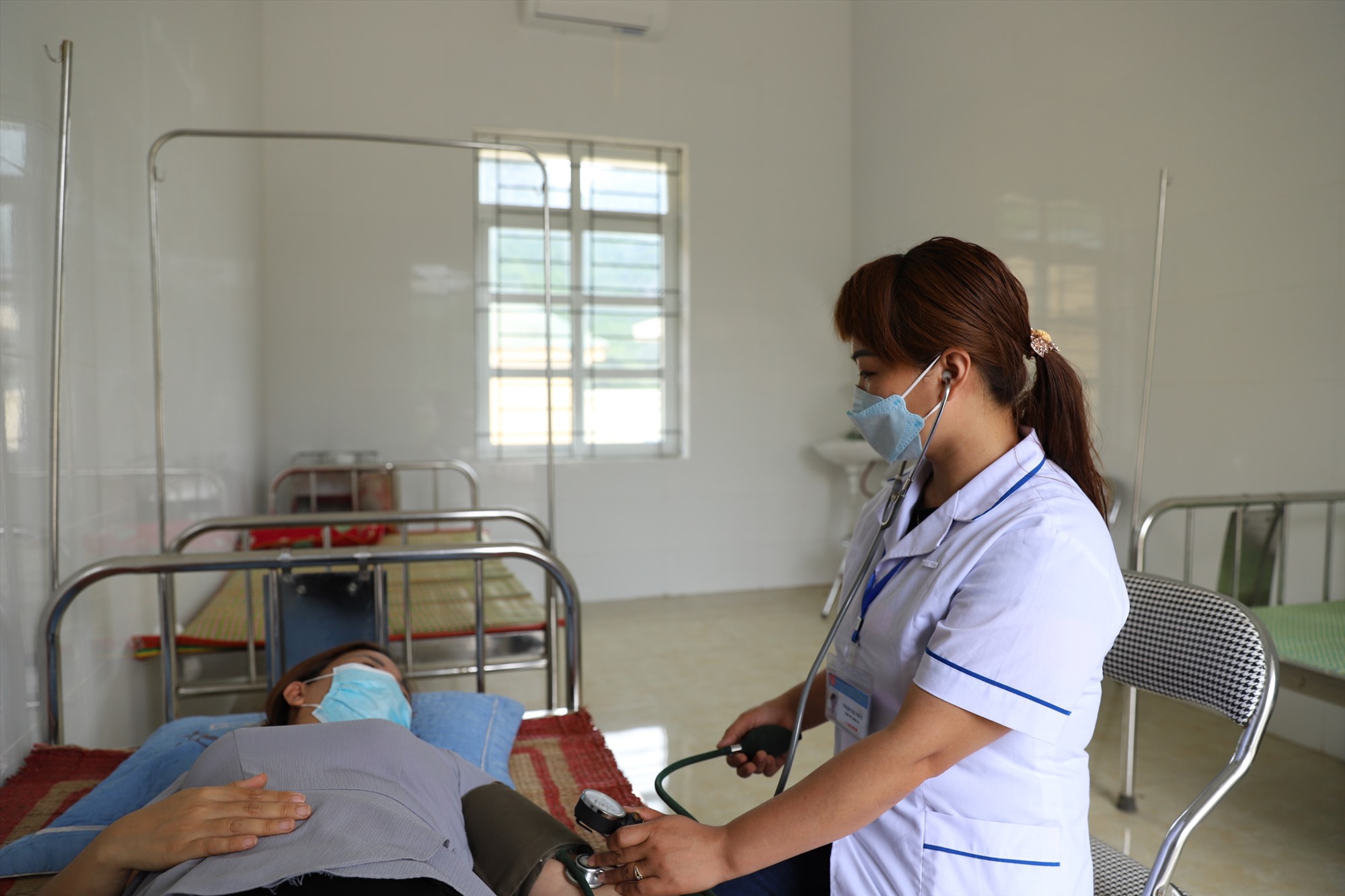 Cán bộ dân số thực hiện nhiệm vụ y tế tại Trạm y tế Mỵ Hòa, huyện Kim Bôi,  Hòa Bình. Ảnh: Thùy Linh