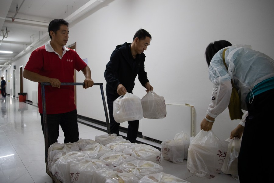 Thức ăn chuẩn bị cho những người bị ảnh hưởng bởi mưa lũ tại nơi trú ẩn tạm thời ở tỉnh Hắc Long Giang, phía đông bắc Trung Quốc. Ảnh: Xinhua