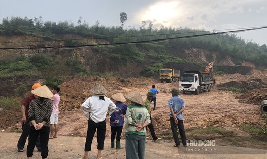 Người dân tập trung, lập lán phản đối khai thác đất tại khu dự án xây dựng nhà máy rác thải công nghiệp do lo ngại ô nhiễm. Ảnh: Việt Bắc.