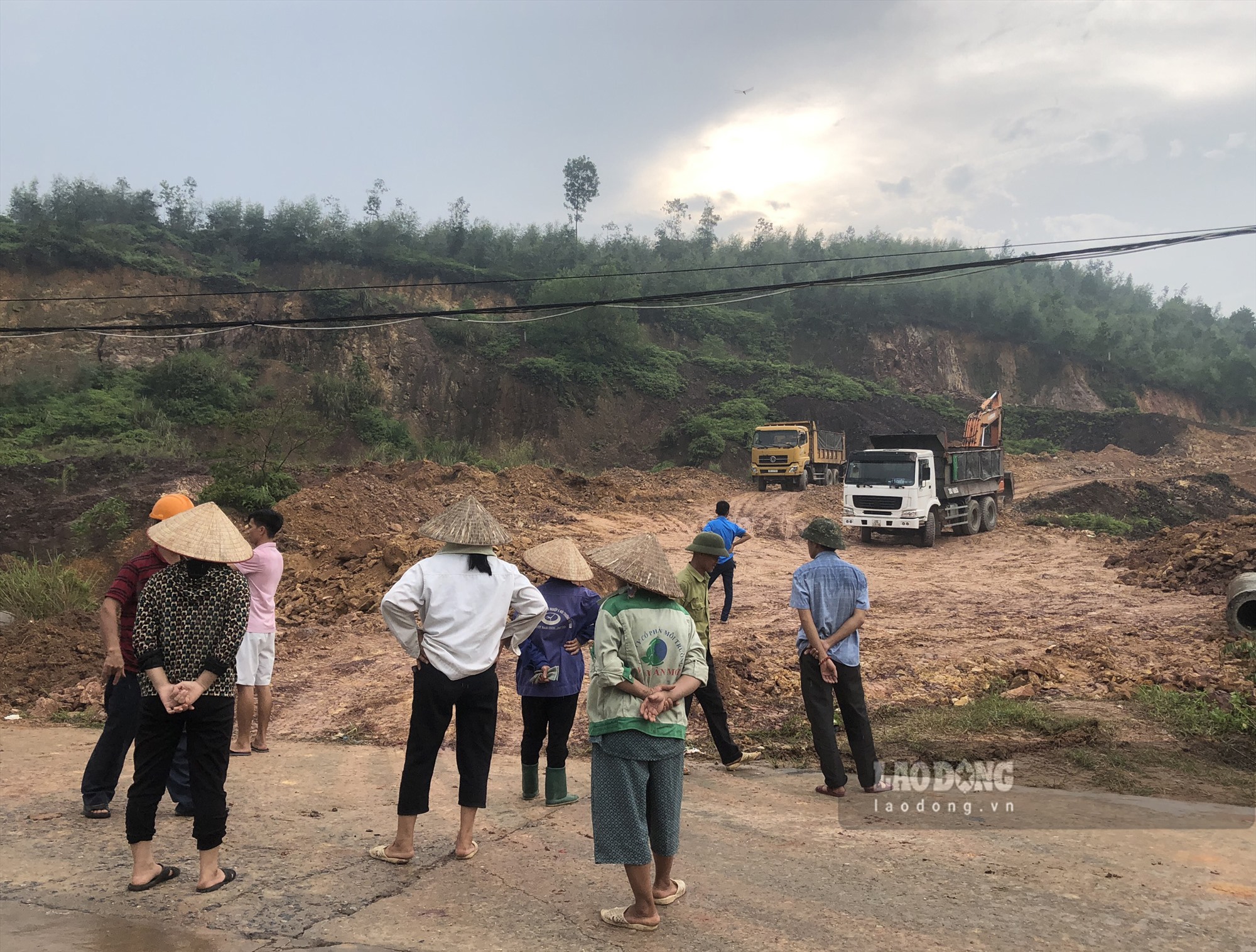 Người dân cho biết, khu vực khai thác đất vốn là điểm chắn khói bụi từ 2 nhà máy xử lý rác thải lân cận nên lo ngại nếu mất đi điểm chắn sẽ ảnh hưởng môi trường.