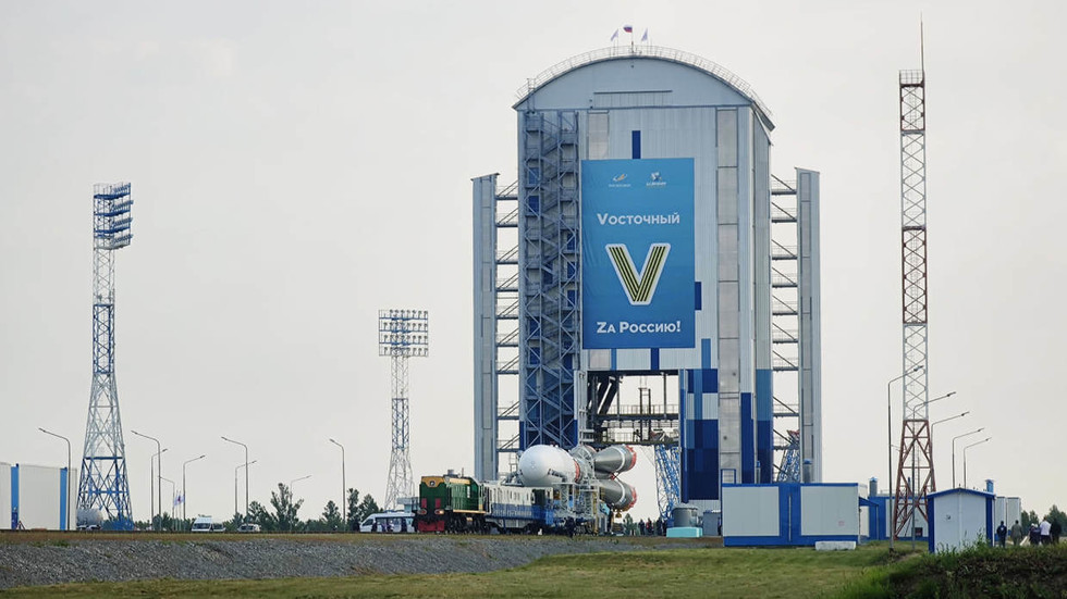 Tên lửa Soyuz với tàu thăm dò Luna-25 được vận chuyển đến bệ phóng tại sân bay vũ trụ Vostochny ở Nga, ngày 8.8.2023. Ảnh: Roscosmos