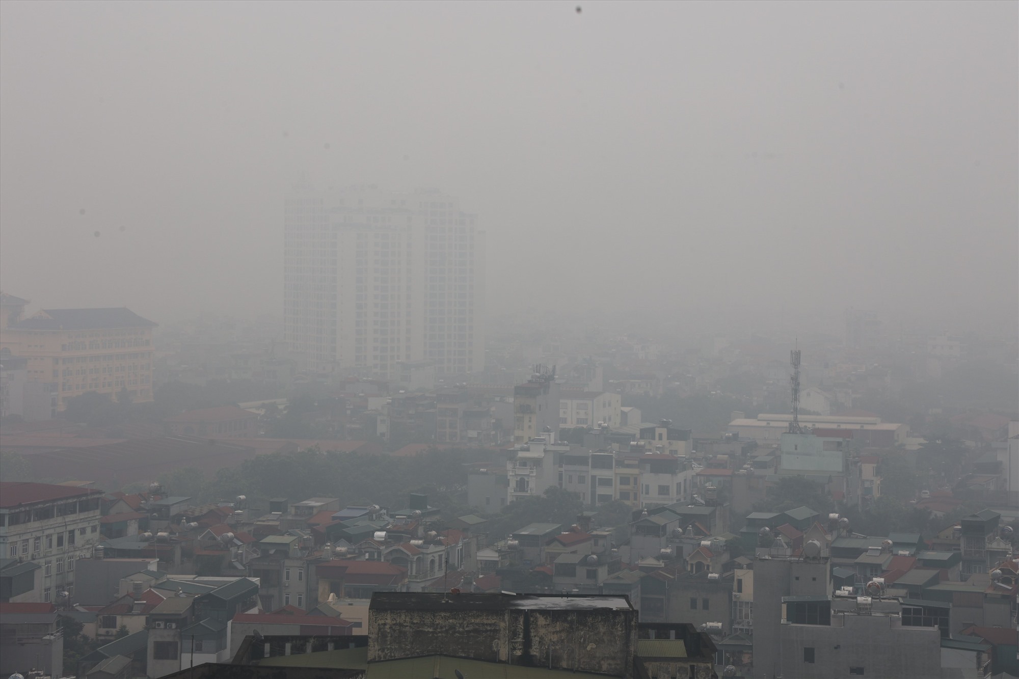 Sáng 11.8, thời tiết tại TP Hà Nội có mưa, nhiều nơi bị bao phủ bởi sương mù, có nơi sương mù dày đặc như tại quận Cầu Giấy, Hai Bà Trưng, Hoàng Mai,…