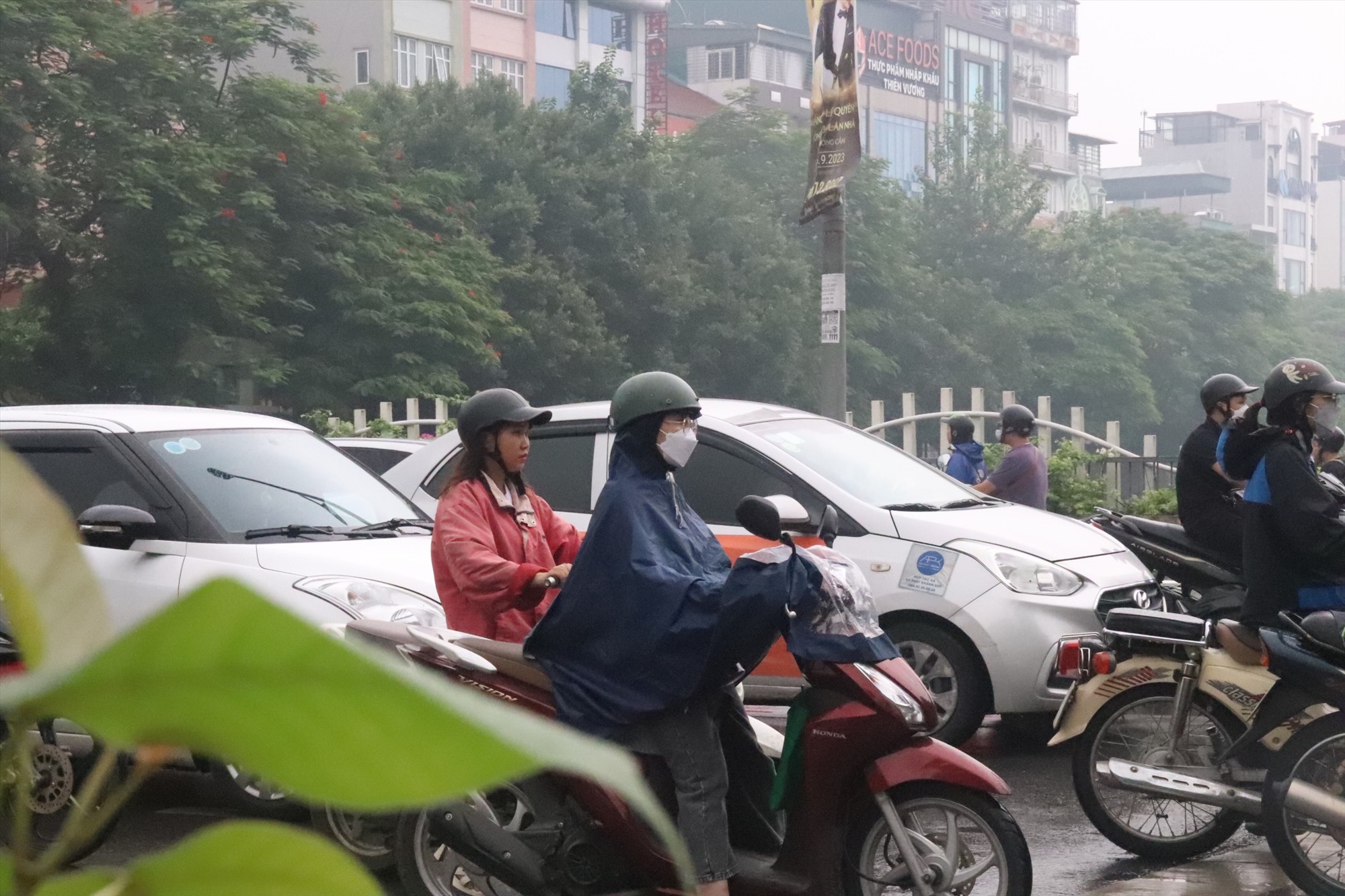 Theo ghi nhận của phóng viên, đến thời điểm hiện tại, nhiều nơi trên TP Hà Nội đang có mưa vừa và mưa to, cộng với lưu lượng sương mù bao phủ nên hạn chế tầm nhìn. Vì vậy người tham gia giao thông cần chú ý quan sát khi tham gia giao thông.