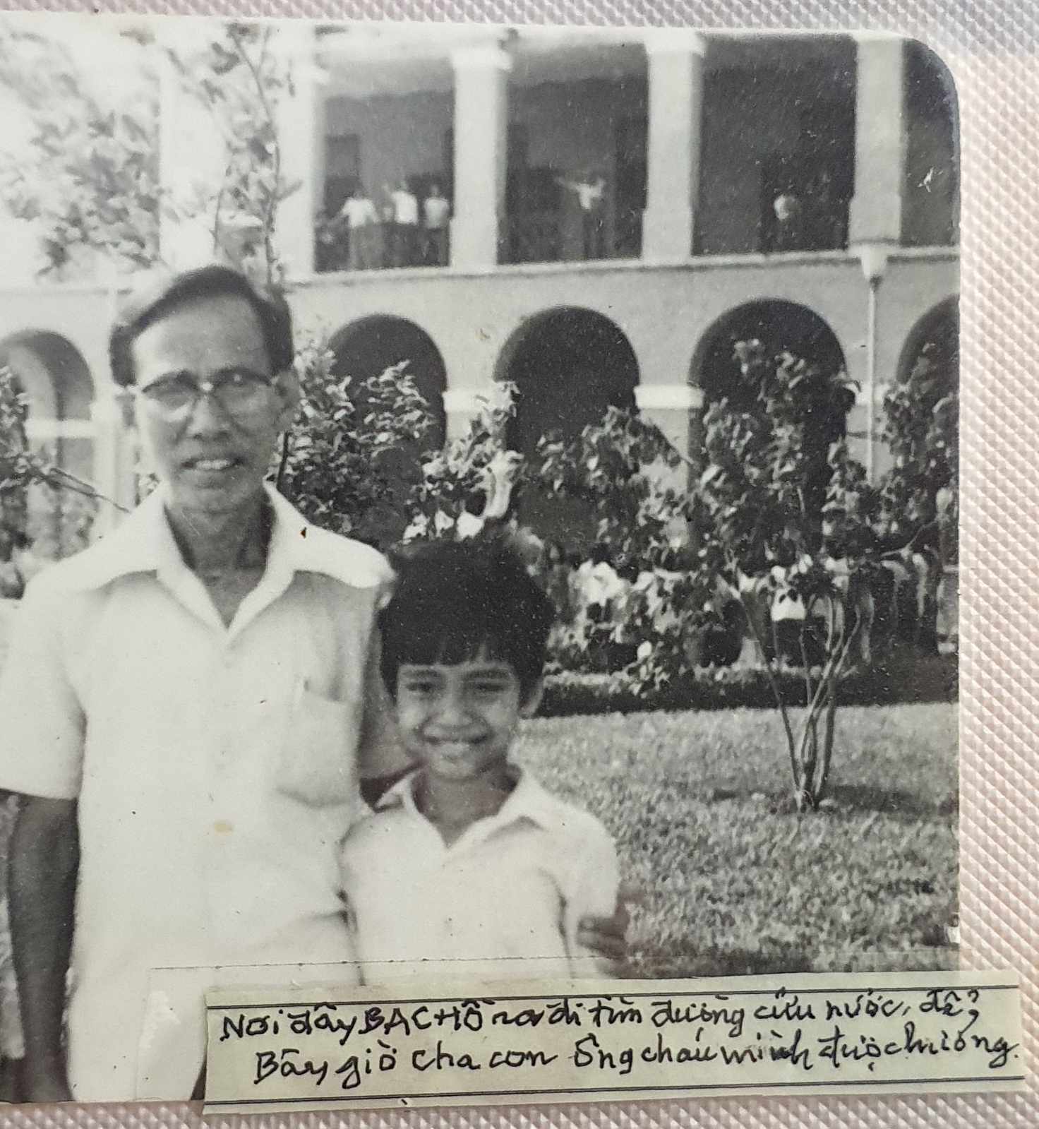 Tấm hình Trần Tuấn Hùng chụp cùng ông nội. Ảnh gia đình cung cấp