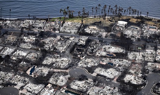 Cháy rừng thiêu rụi nhà cửa, xe cộ, san phẳng 80% thị trấn lịch sử Lahaina ở Hawaii, ngày 10.8.2023. Ảnh: AFP