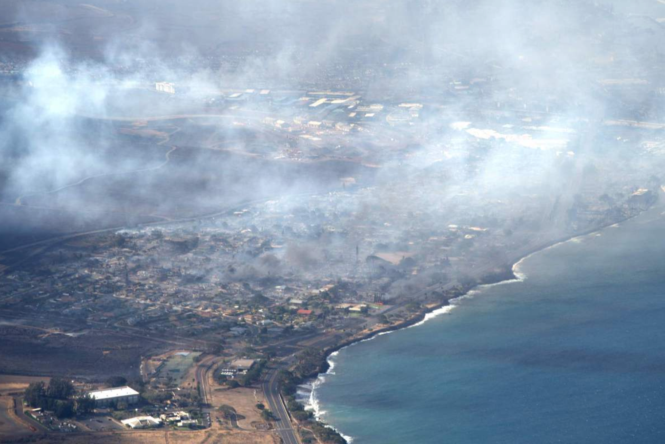 Khói mù mịt khi cháy rừng bùng phát ở Lahaina, Hawaii, ngày 9.8.2023. Ảnh: AFP