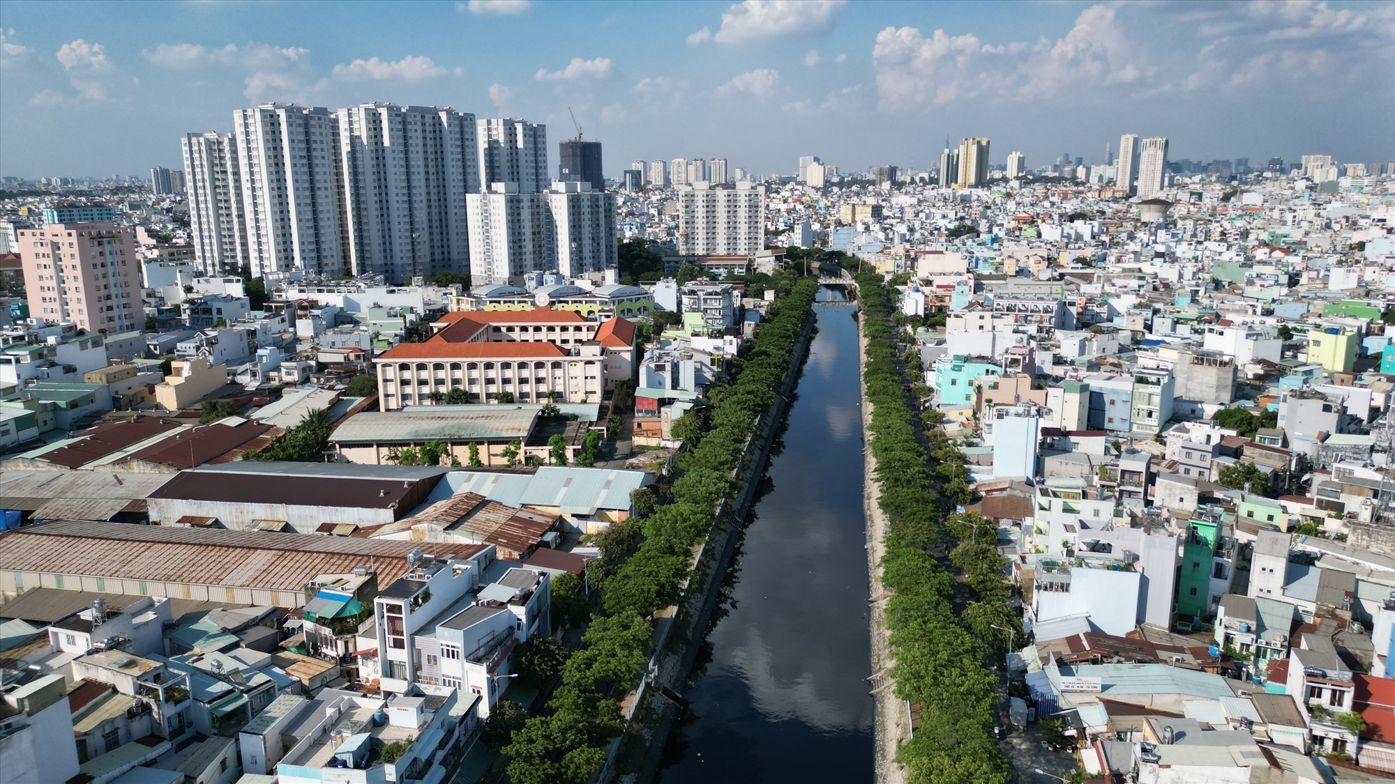 Nếu chạy dọc những đoạn kênh này cũng không khó để thấy một màu nước đen và mùi hôi quyện với rác. Vào những ngày nắng nóng, dòng kênh này càng bốc mùi nồng nặc...