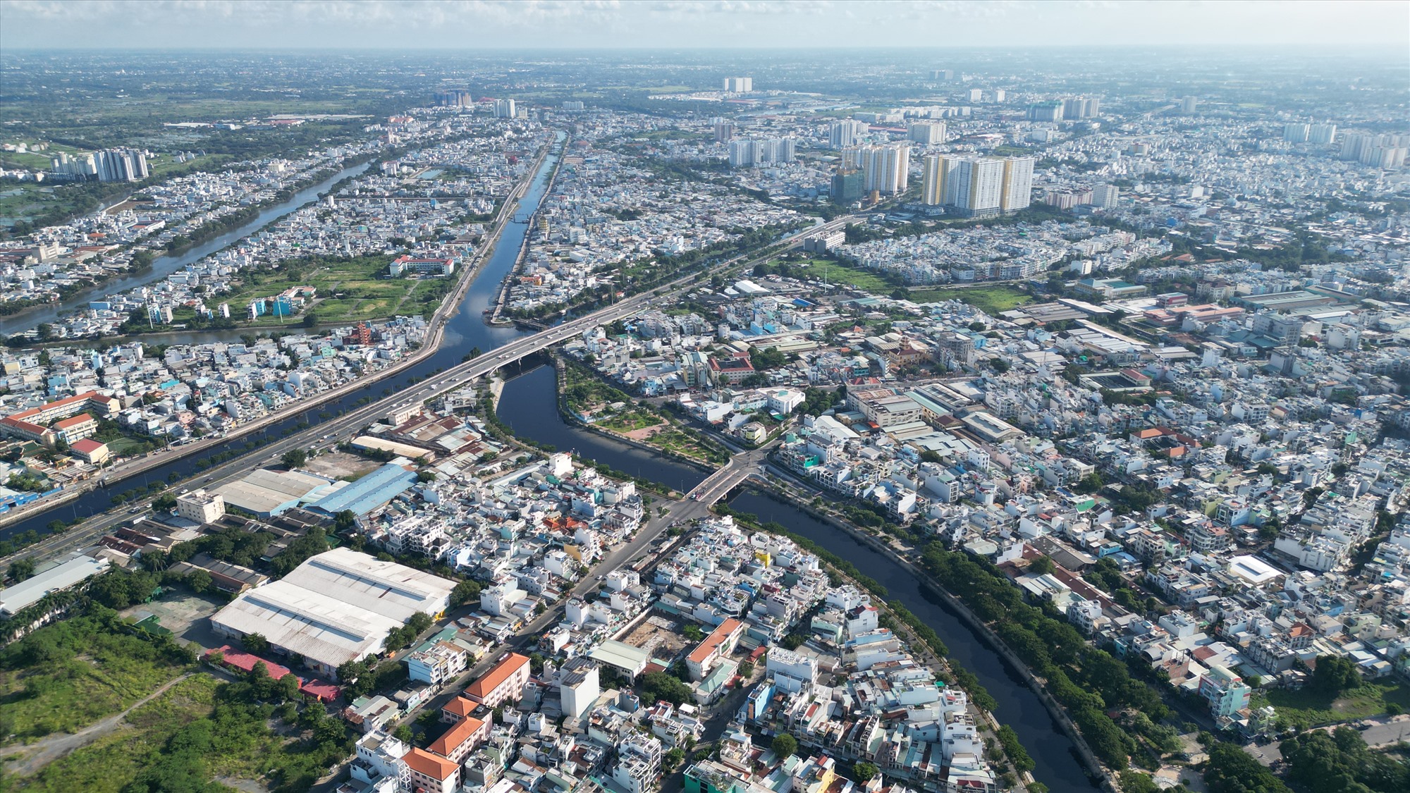 Cùng với địa phương, Sở Xây dựng TP HCM mới đây đã kêu gọi các nhà đầu tư nhà máy xử lý nước thải do lưu vực kênh Tân Hóa - Lò Gốm để xử lý triệt để tình trạng ô nhiễm về lâu dài. 