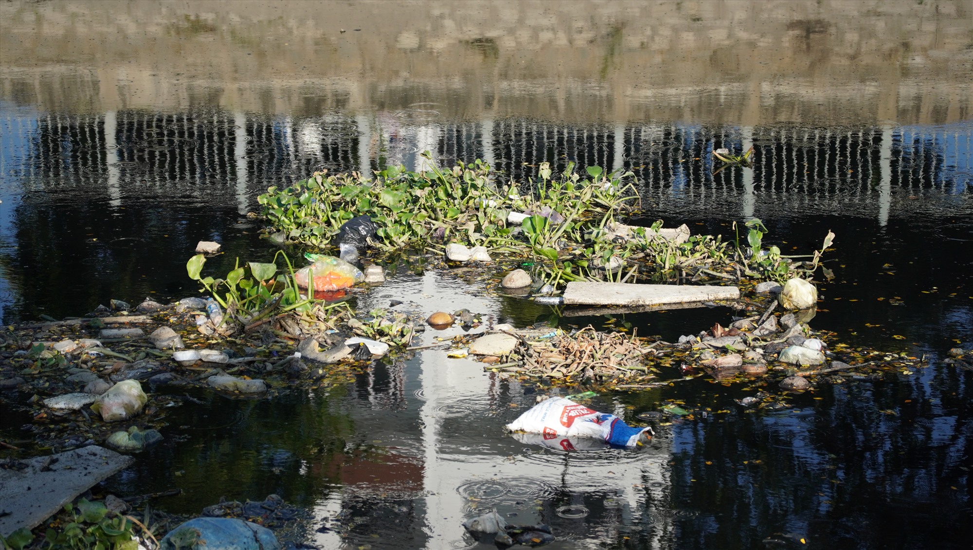 Theo đại diện UBND Quận 6, nhiều hộ dân còn thiếu ý thức bảo vệ môi trường đã xả rác bừa bãi, người từ nơi khác đổ trộm chất thải vào ban đêm xuống kênh. Rác thải khó phân huỷ tích tụ lâu ngày gây ô nhiễm nghiêm trọng.