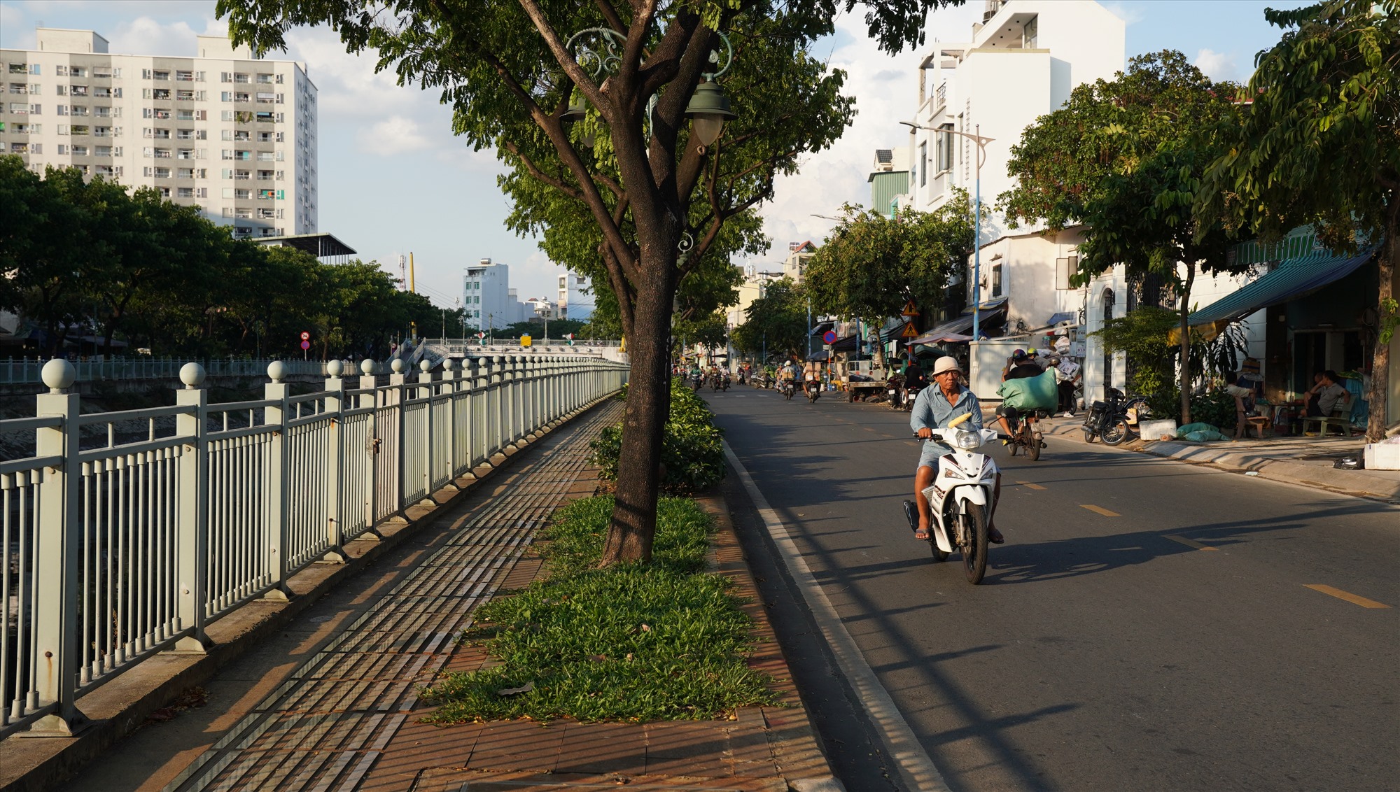 Sau khi cải tạo, lòng kênh được nạo vét, hai bên bờ được kè lại chắc chắn, lắp lan can cao hơn 1,5 m và làm vỉa hè rộng gần một mét cho người đi bộ. Công viên ven kênh có tạo cảnh quan, lắp các tiện ích để người dân tập thể dục, thưởng ngoạn.