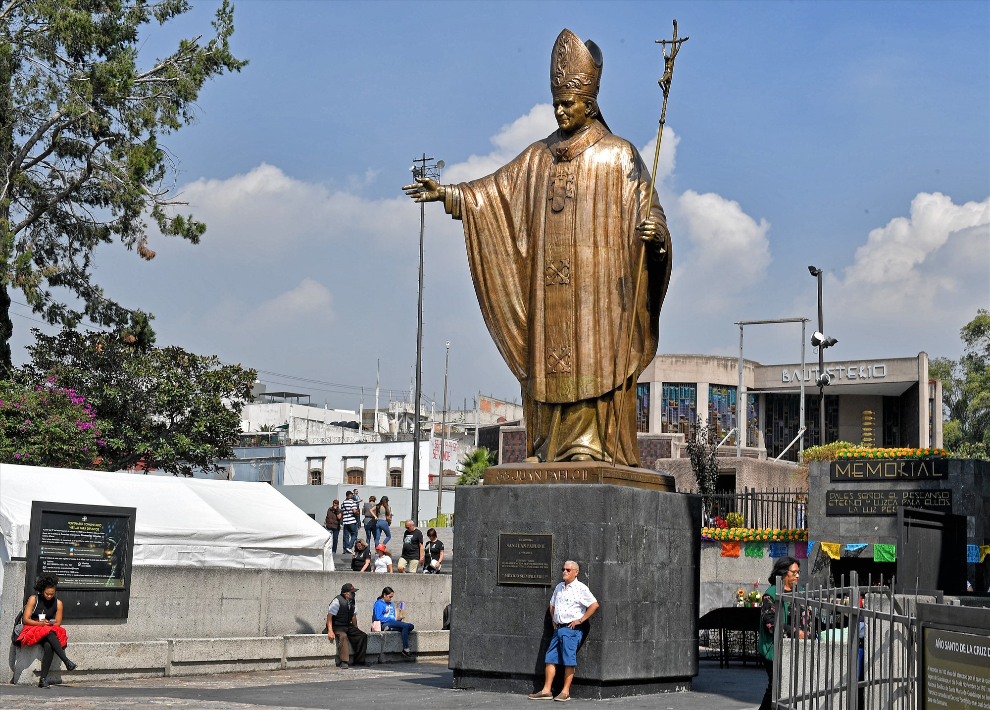 Bức tượng Giáo hoàng Gioan Phaolô II.