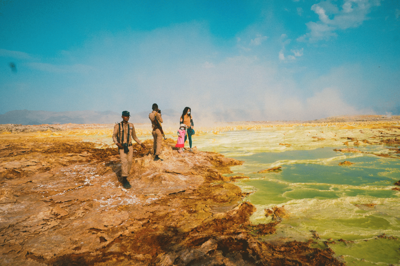 Mai Hương và con gái (phải) thăm vùng lòng chảo Danakil, Ethiopia cùng các hướng dẫn viên địa phương. Ảnh: Nhân vật cung cấp