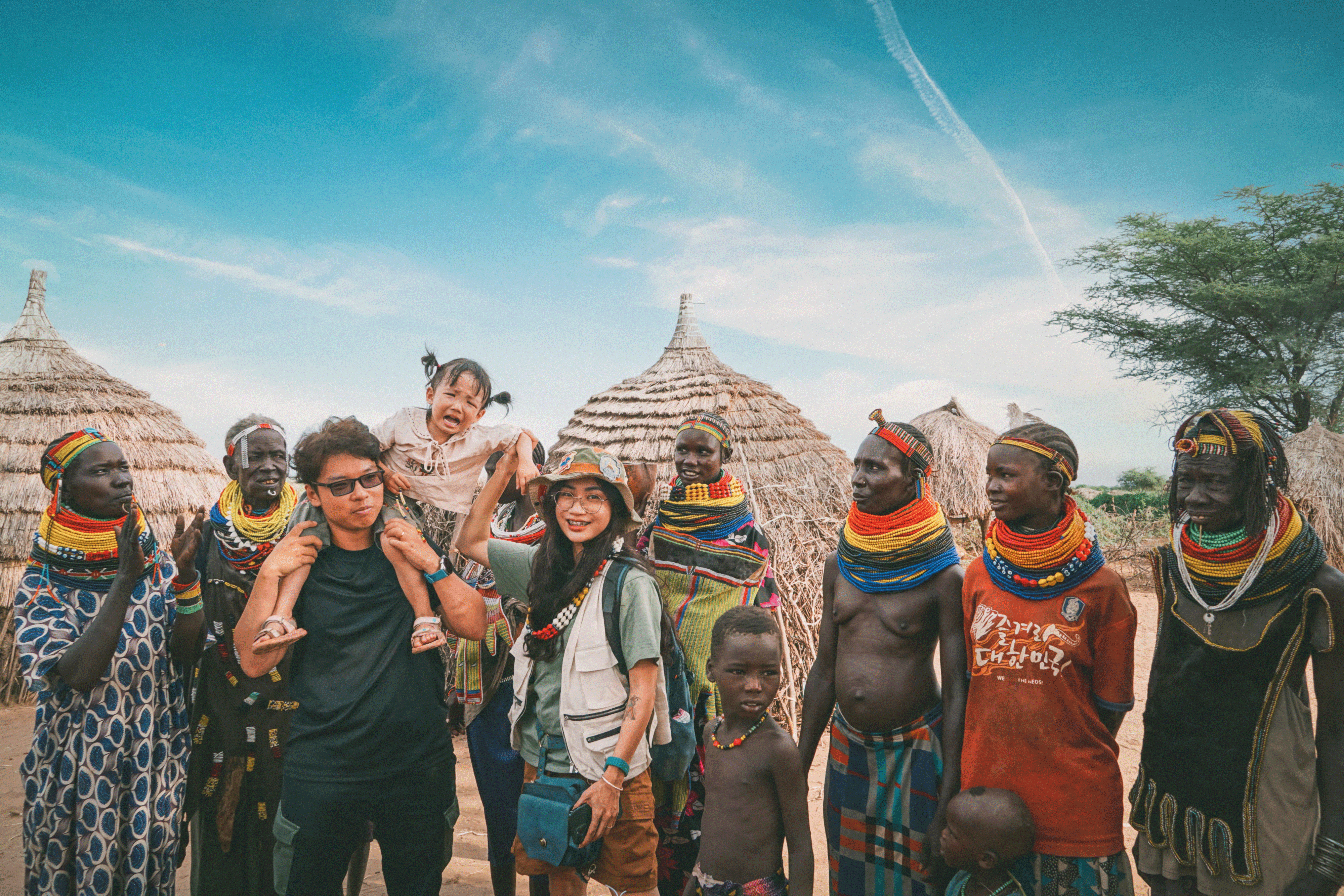 Mai Hương (đội mũ) cùng con gái chụp hình với bộ tộc ở châu Phi. Ảnh: Nhân vật cung cấp