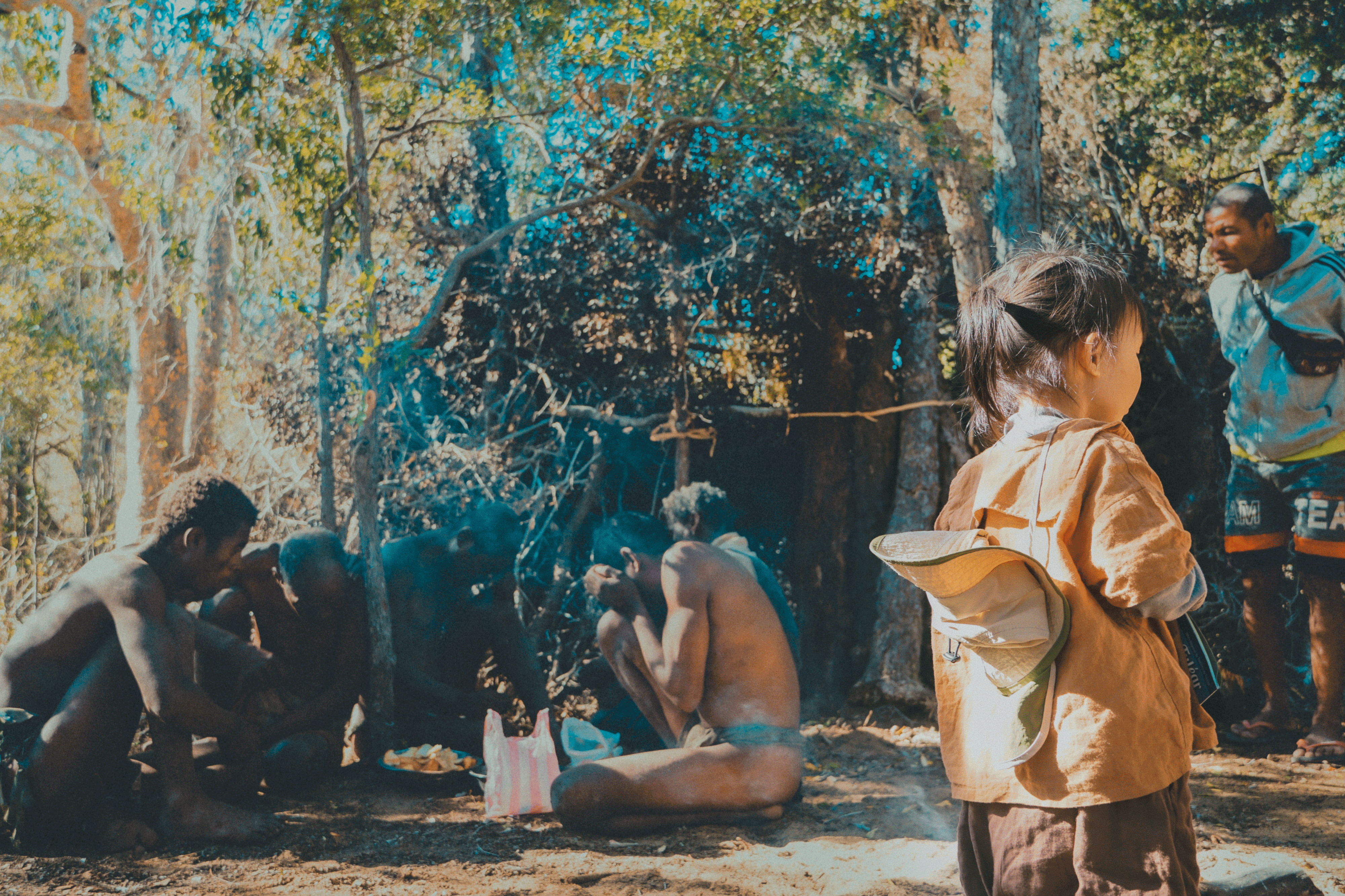 Gặp những người trong bộ tộc Mikea, bên góc phải là Rah - thành viên duy nhất của bộ tộc từ bỏ lối sống nguyên thủy. Ảnh: Nhân vật cung cấp