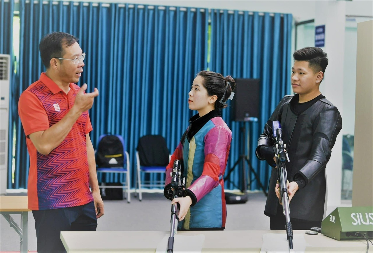 Huấn luyện viên Hoàng Xuân Vinh trong một buổi tập của đội tuyển bắn súng Việt Nam tại Trung tâm huấn luyện Thể thao quốc gia Hà Nội. Ảnh: Nhân vật cung cấp
