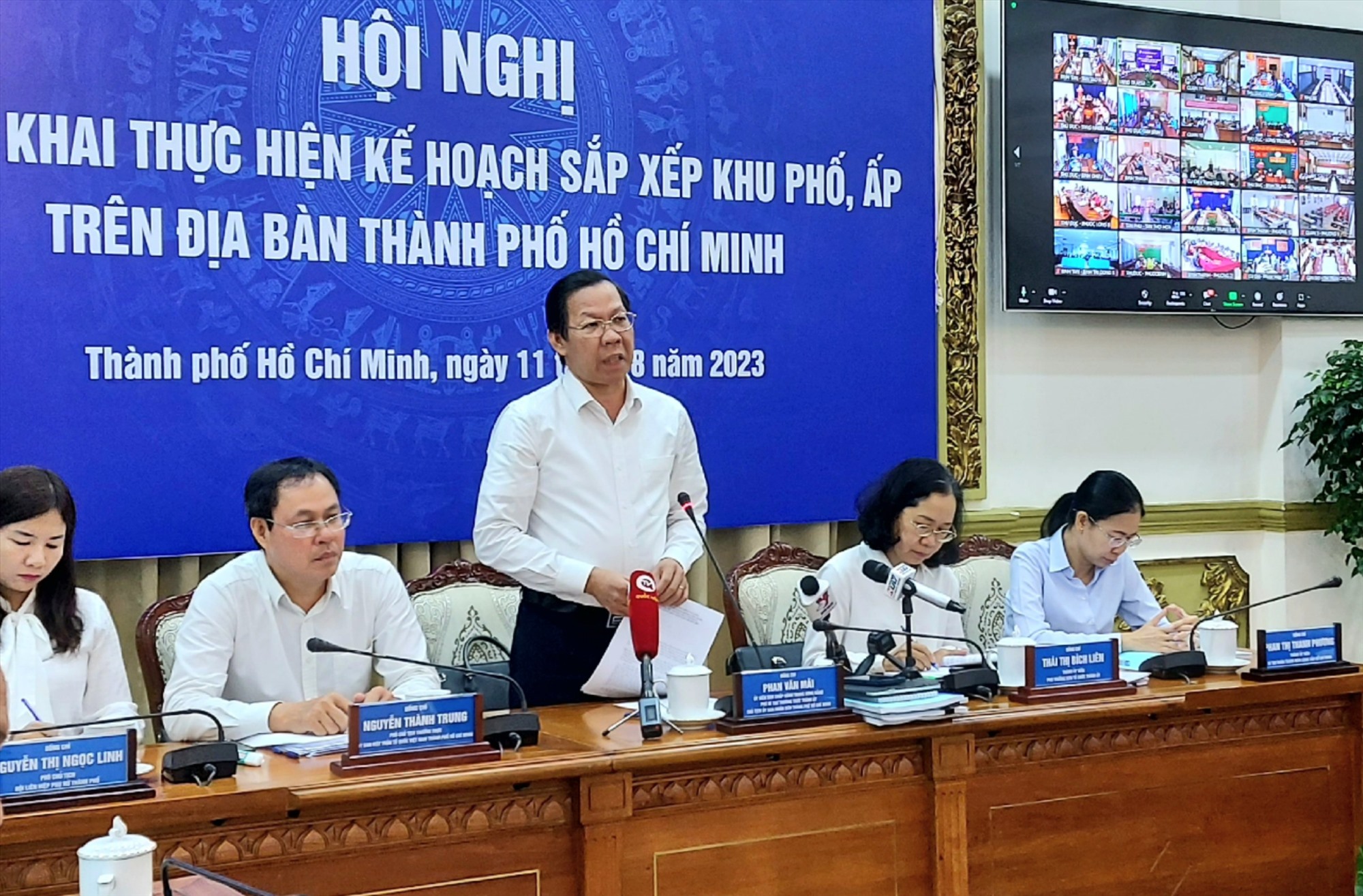 Chủ tịch TPHCM Phan Văn Mãi đặt hàng giải pháp tự động cập nhật giấy tờ khi sáp nhập quận phường.  Ảnh: Minh Quân