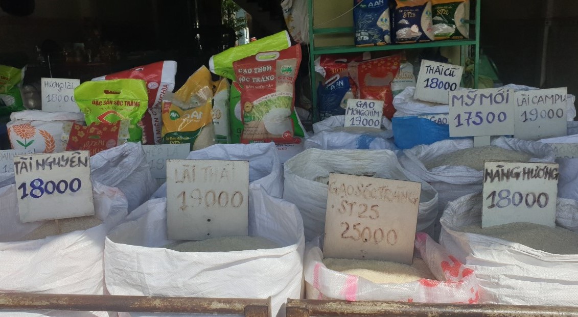 Giá gạo bản lẻ tại một cửa hàng tại quận Ninh Kiều, TP Cần Thơ. Ảnh: Mỹ Ly
