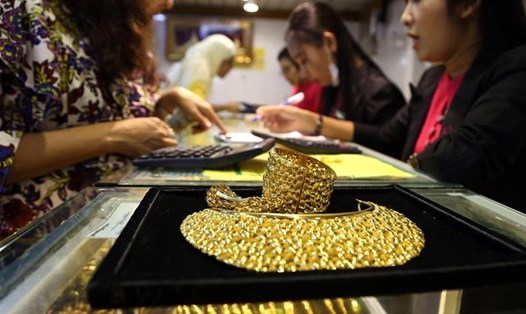 Giá vàng thế giới vẫn dao động gần mức thấp nhất kể từ ngày 7.7. Ảnh: Xinhua