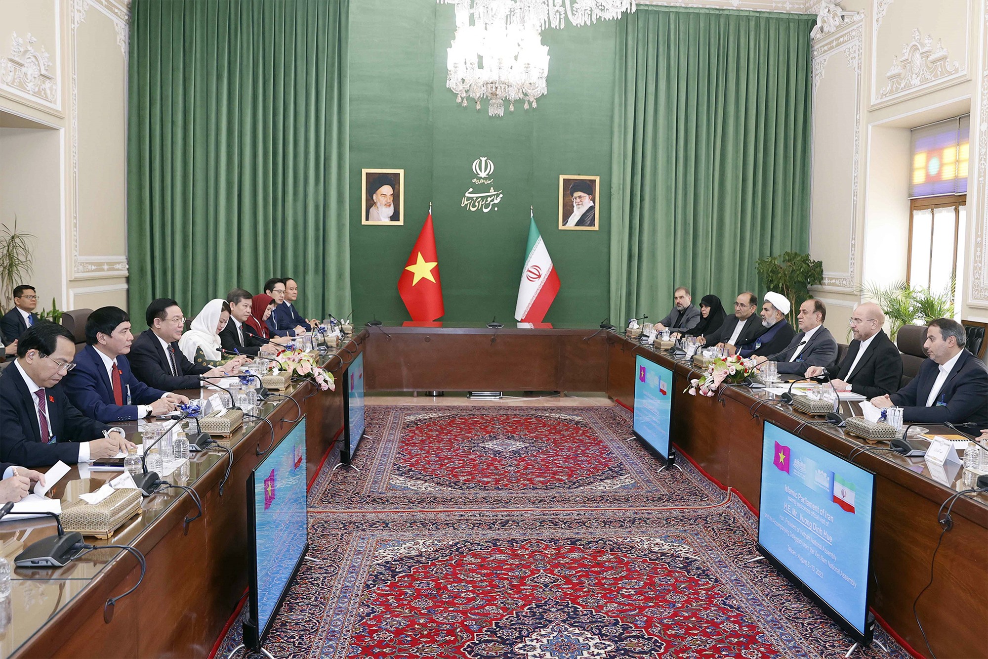 Chủ tịch Quốc hội Vương Đình Huệ hội đàm với Chủ tịch Quốc hội Iran Mohammad Bagher Ghalibaf. Ảnh: TTXVN