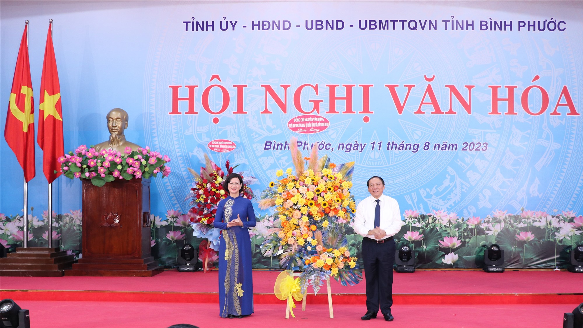  Bộ trưởng Bộ Văn hóa - Thể thao và Du lịch Nguyễn Văn Hùng tặng hoa chúc mừng tỉnh Bình Phước.Ảnh: Dương Bình