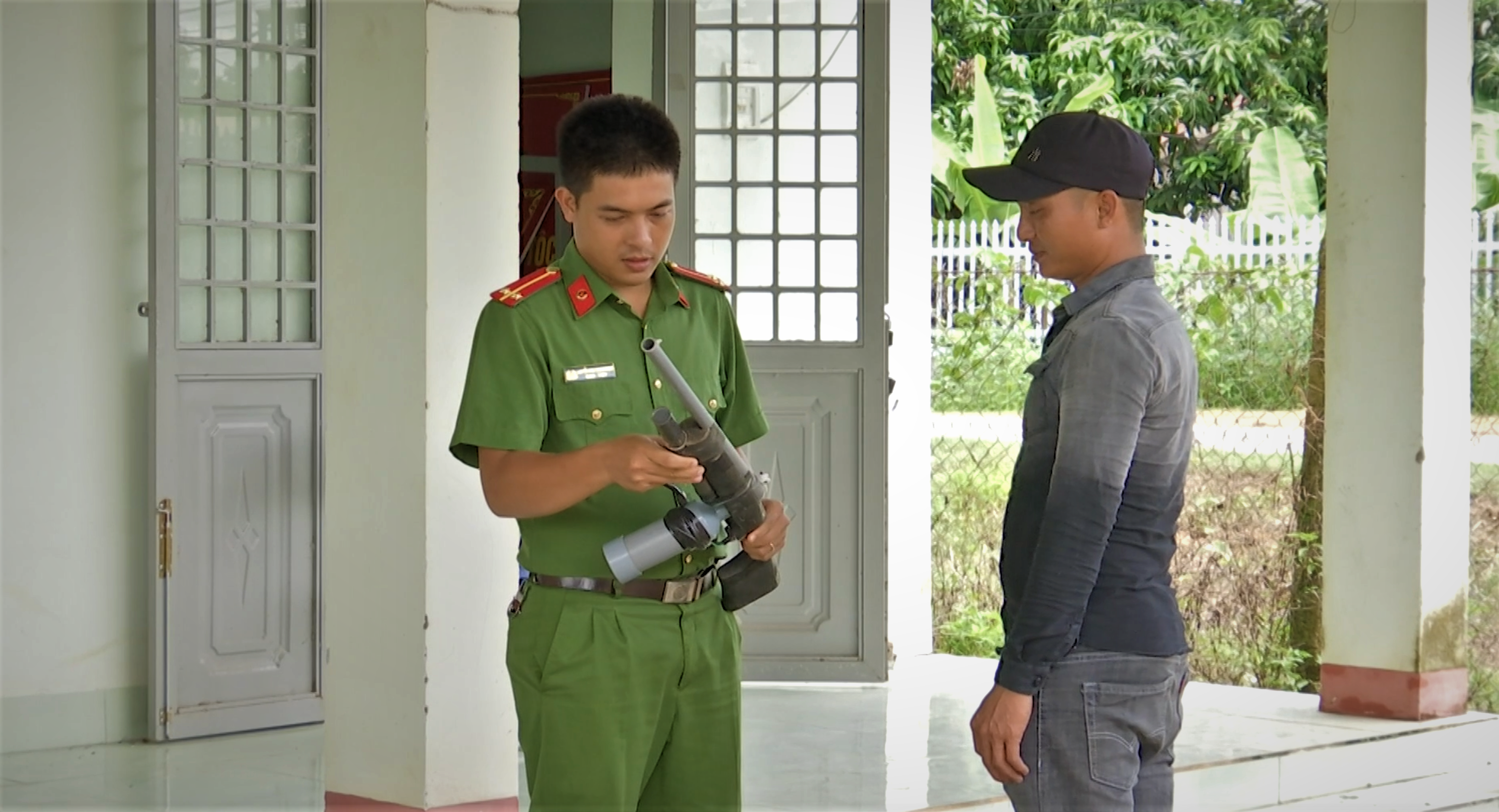 Người dân ở xã Ea Bung đến trụ sở cơ quan chức năng giao nộp vũ khí tự chế. Ảnh: Bảo Trung