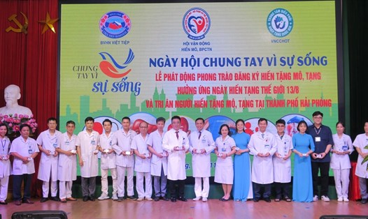 Lãnh đạo Bệnh viện Hữu nghị Việt Tiệp trao thẻ cho người đăng ký hiến mô tạng. Ảnh: Cổng TTĐT Hải Phòng