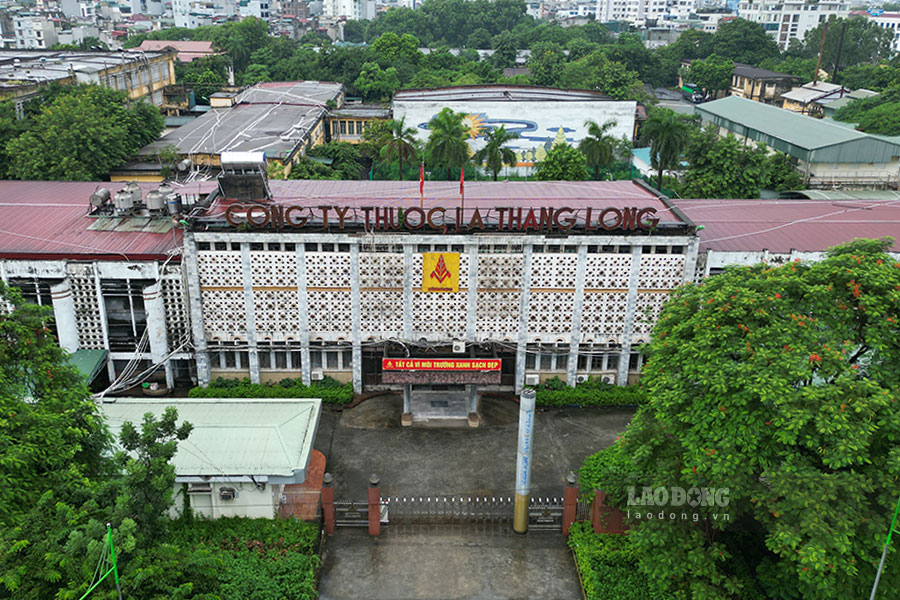 Ngày 11.8, theo ghi nhận của Lao Động tại Công ty TNHH MTV Thuốc lá Thăng Long (số 235 Nguyễn Trãi, Thanh Xuân) có diện tích hơn 64.000 m2, gồm có hệ thống nhà kho, khu để vật tư phục vụ sản xuất và thành phẩm.