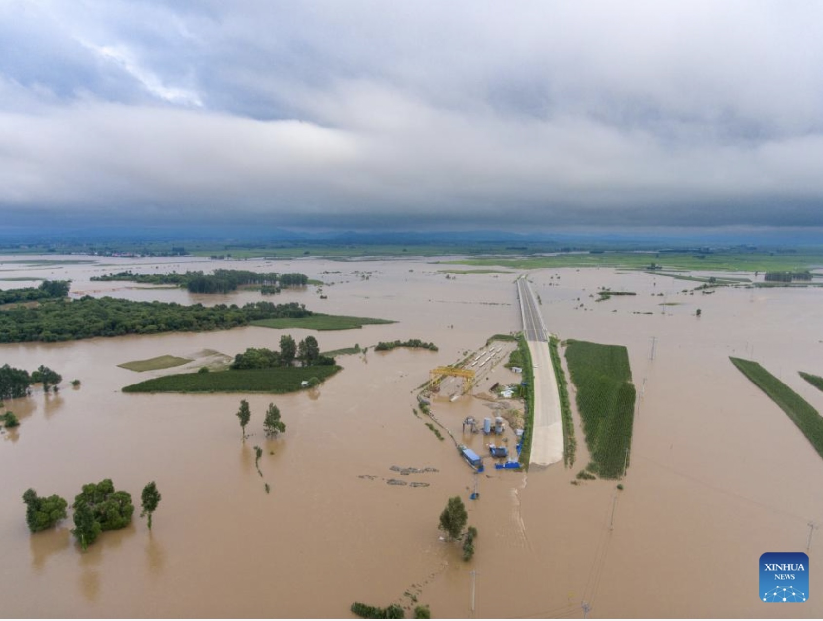 Đường sá và đồng lúa ngập lụt ở Duyên Thọ, thành phố Cáp Nhĩ Tân, tỉnh Hắc Long Giang, phía đông bắc Trung Quốc ngày 5.8. Ảnh: Xinhua