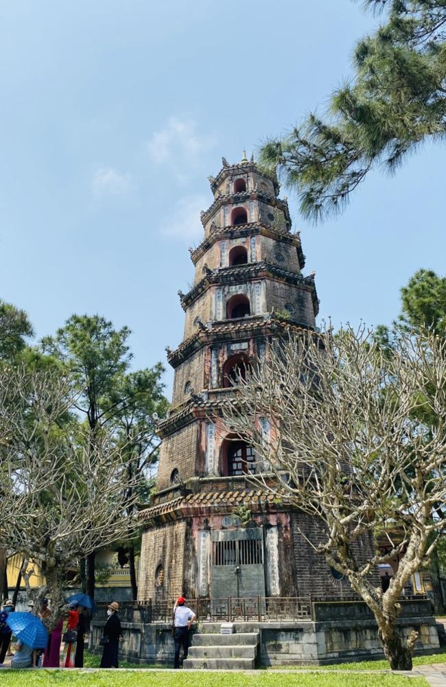 Huế là một Di sản Thế giới được UNESCO công nhận, với rất nhiều lăng mộ hoàng gia tuyệt đẹp và chùa Thiên Mụ nổi tiếng.