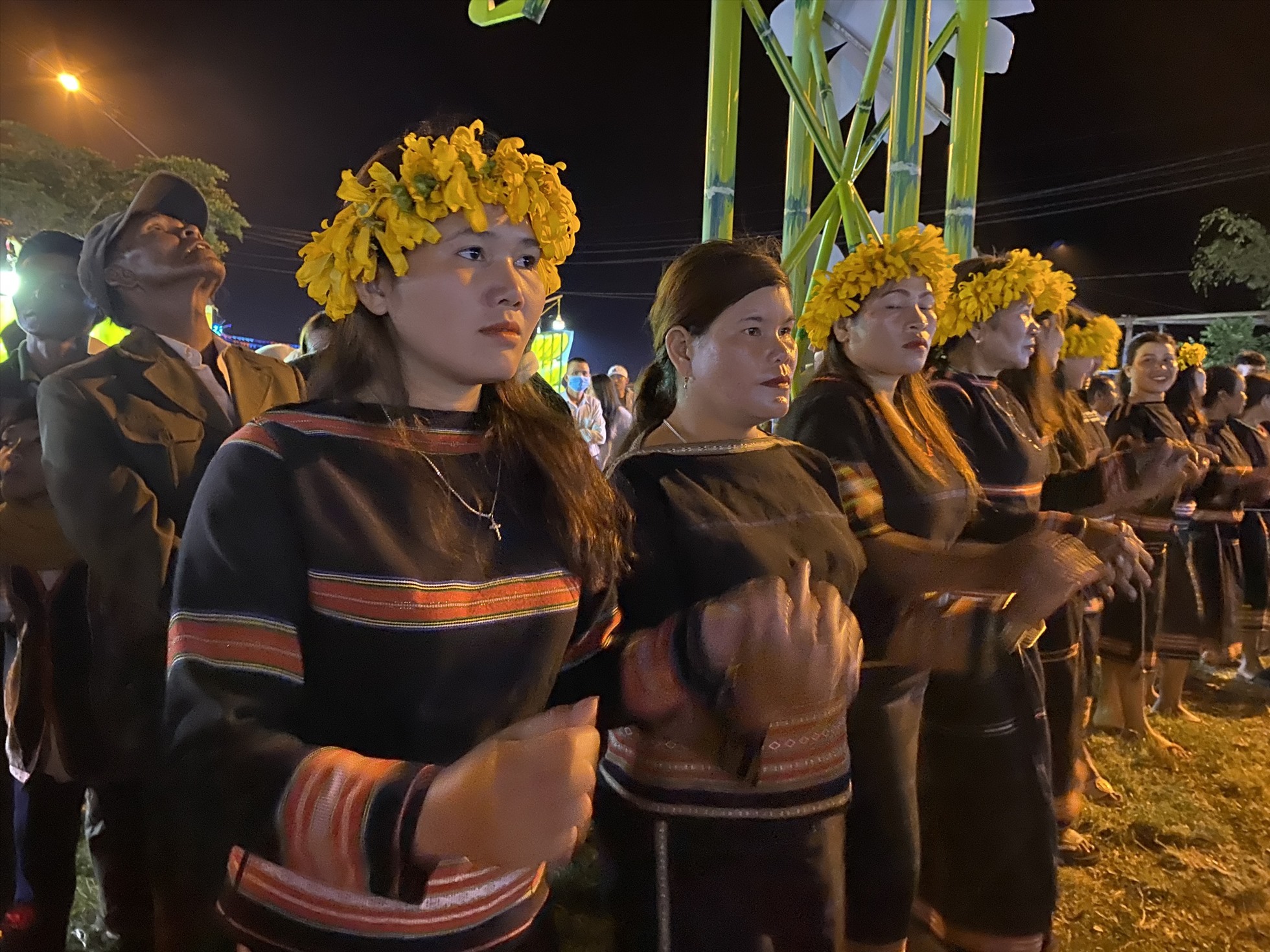 Người dân xã Chư Đăng Ya đội hoa dã quỳ cùng nhau múa hát đêm hội năm 2022. Ảnh: Thanh Tuấn