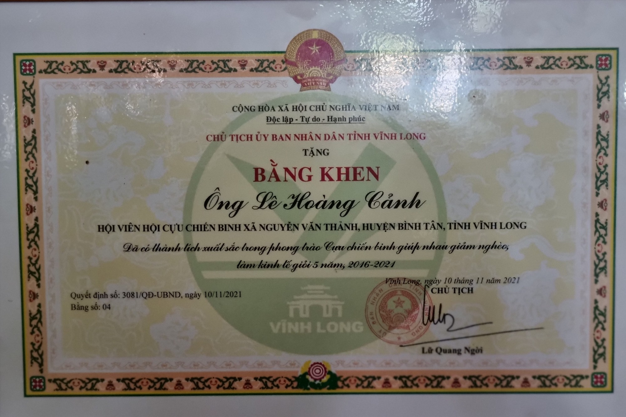 Ông Lê Hoàng Cảnh được UBND tỉnh Vĩnh Long ghi nhận thành tích về Cựu chiến binh giúp nhau giảm nghèo gia đoạn 2016 - 2021 . Ảnh: Hoàng Lộc 