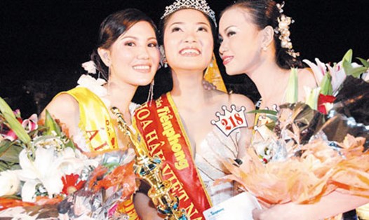Hoa hậu Nguyễn Thị Huyền đăng quang Hoa hậu Việt Nam 2004. Ảnh: Ban tổ chức
