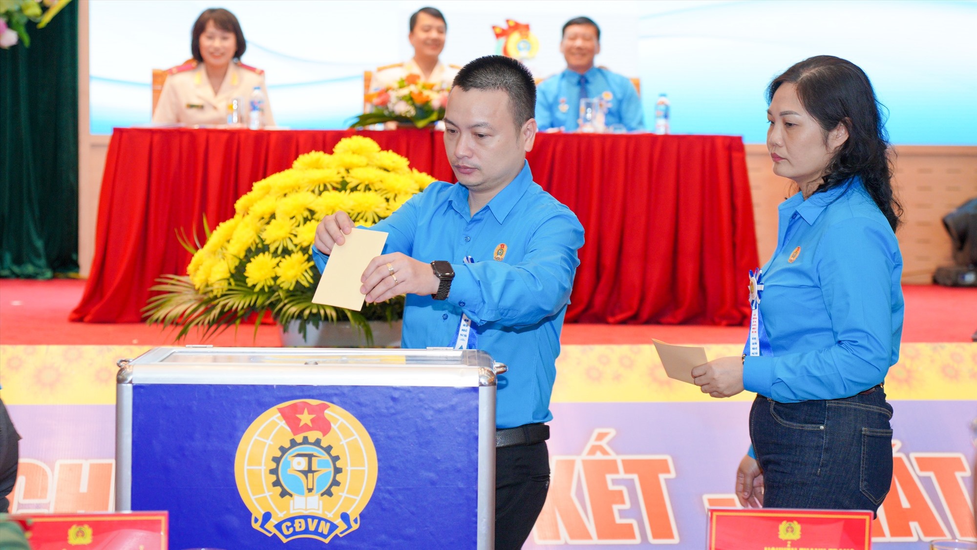 Đoàn viên công đoàn tham gia bầu cử. Ảnh: Lương Hạnh.