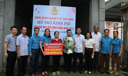Lãnh đạo Công đoàn ngành Y tế Thái Bình trao kinh phí hỗ trợ đoàn viên Đỗ Thị Ngát. Ảnh: Bá Mạnh
