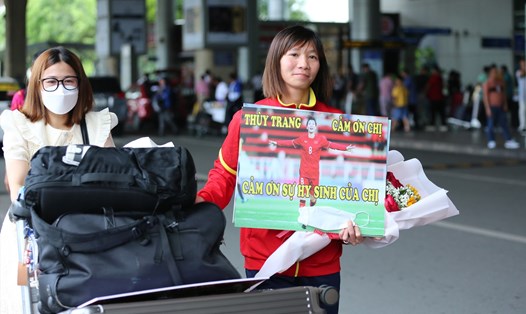 Thuỳ Trang tại sân bay Tân Sơn Nhất sau khi trở về từ World Cup 2023. Ảnh: Thanh Vũ
