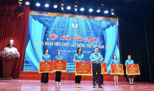 Ông Nguyễn Huy Khánh – Phó Chủ tịch Liên đoàn Lao động thành phố Hà Nội trao giải cho các đơn vị. Ảnh: Ngọc Ánh
