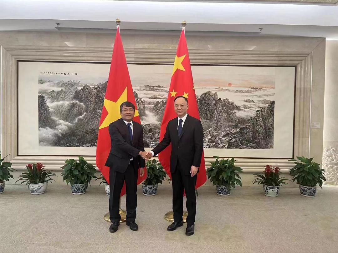 Thứ trưởng Thường trực Bộ Ngoại giao Nguyễn Minh Vũ và Trợ lý Bộ trưởng Ngoại giao Trung Quốc Nông Dung. Ảnh: BNG