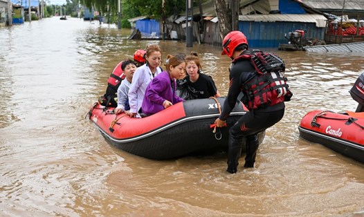 Cứu hộ cư dân bị mắc kẹt ở Cáp Nhĩ Tân, Hắc Long Giang, Trung Quốc, ngày 5.8.2023. Ảnh: Xinhua