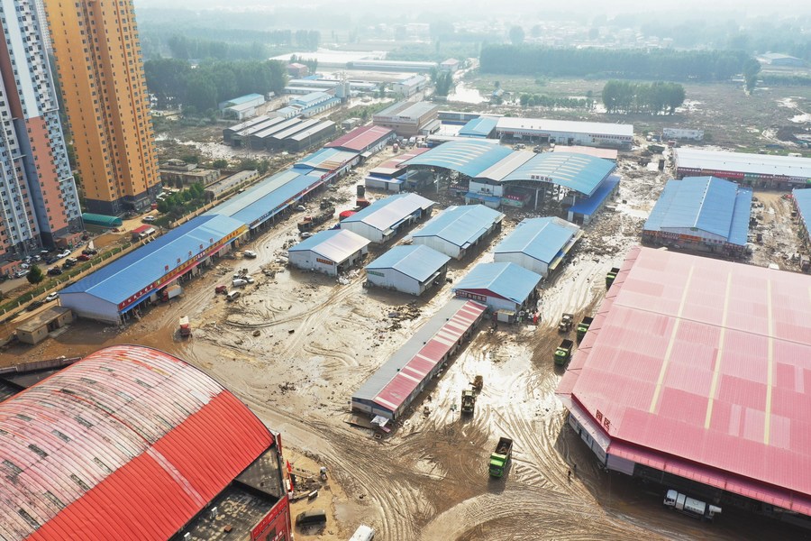 Bức ảnh chụp từ trên không vào ngày 9.8.2023 cho thấy quang cảnh chợ bán buôn Xinfadi Dashiqiao sau khi nước lũ rút ở Trác Châu, Hà Bắc. Ảnh: Xinhua