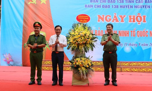 Đại tá Nguyễn Phong Thịnh - Phó Cục trưởng V05 - Bộ Công an chúc mừng nhân dân, cán bộ huyện Nguyên Bình. Ảnh: Thế Hiển