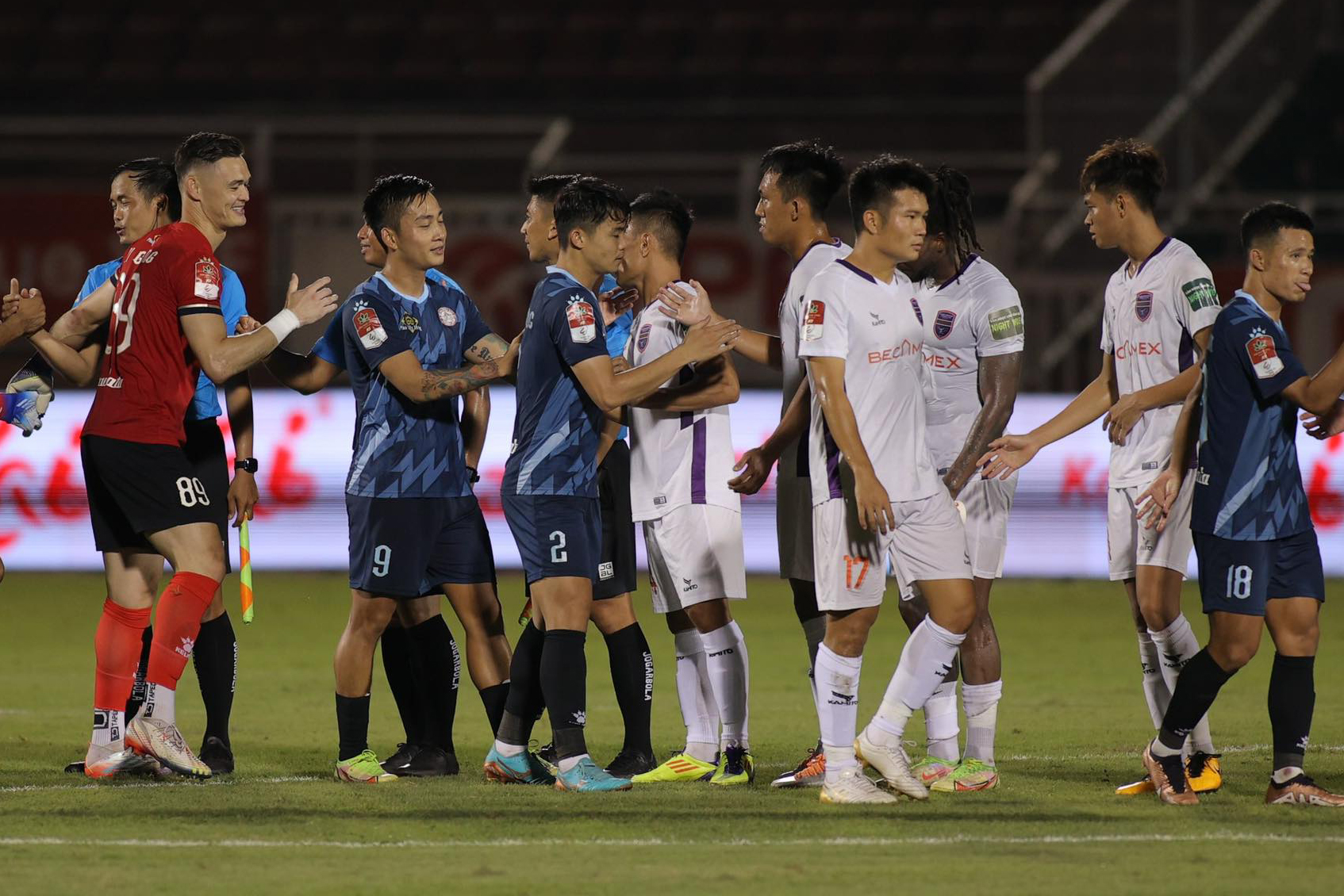 Kết quả hoà 0-0 giúp cả TPHCM và Bình Dương cùng giành vé trụ hạng ở lại V.League.