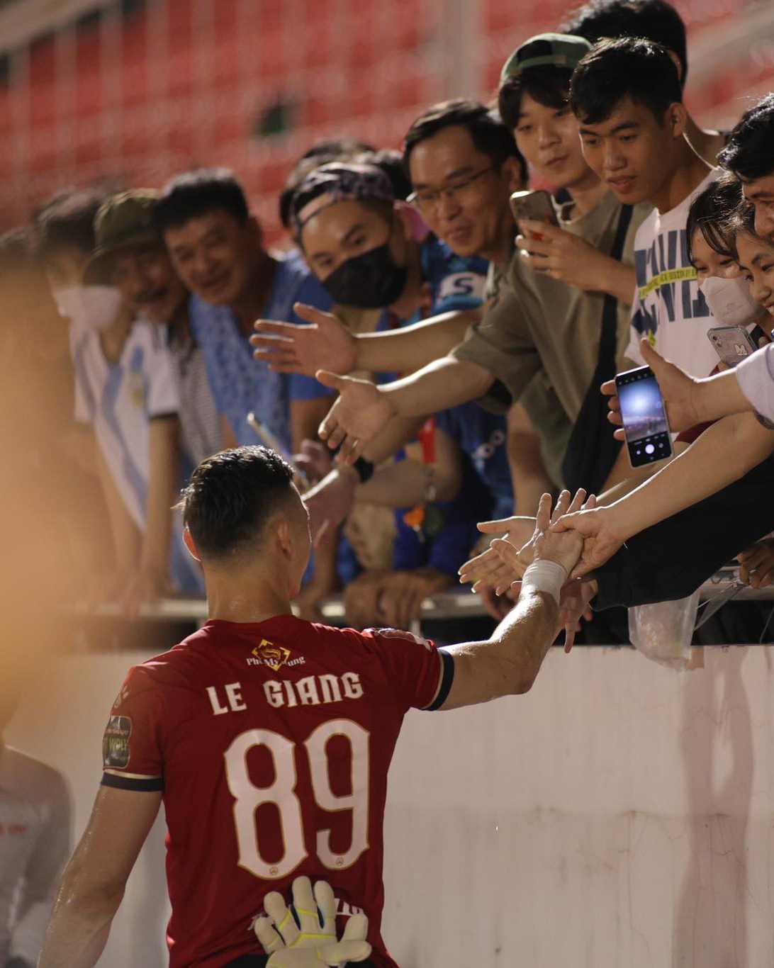 Thủ môn Patrik Lê Giang nhận nhiều sự tán dương từ người hâm mộ. Sự có mặt của thủ môn Việt kiều đã giúp sức mạnh hàng thủ của TPHCM gia tăng đáng kể.