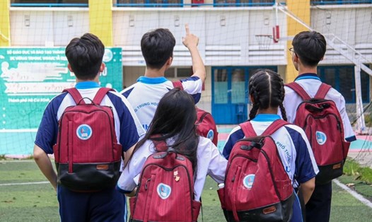 Học sinh Trường THPT Bình Phú sử dụng ba lô đồng phục đến trường. Ảnh: Nhà trường