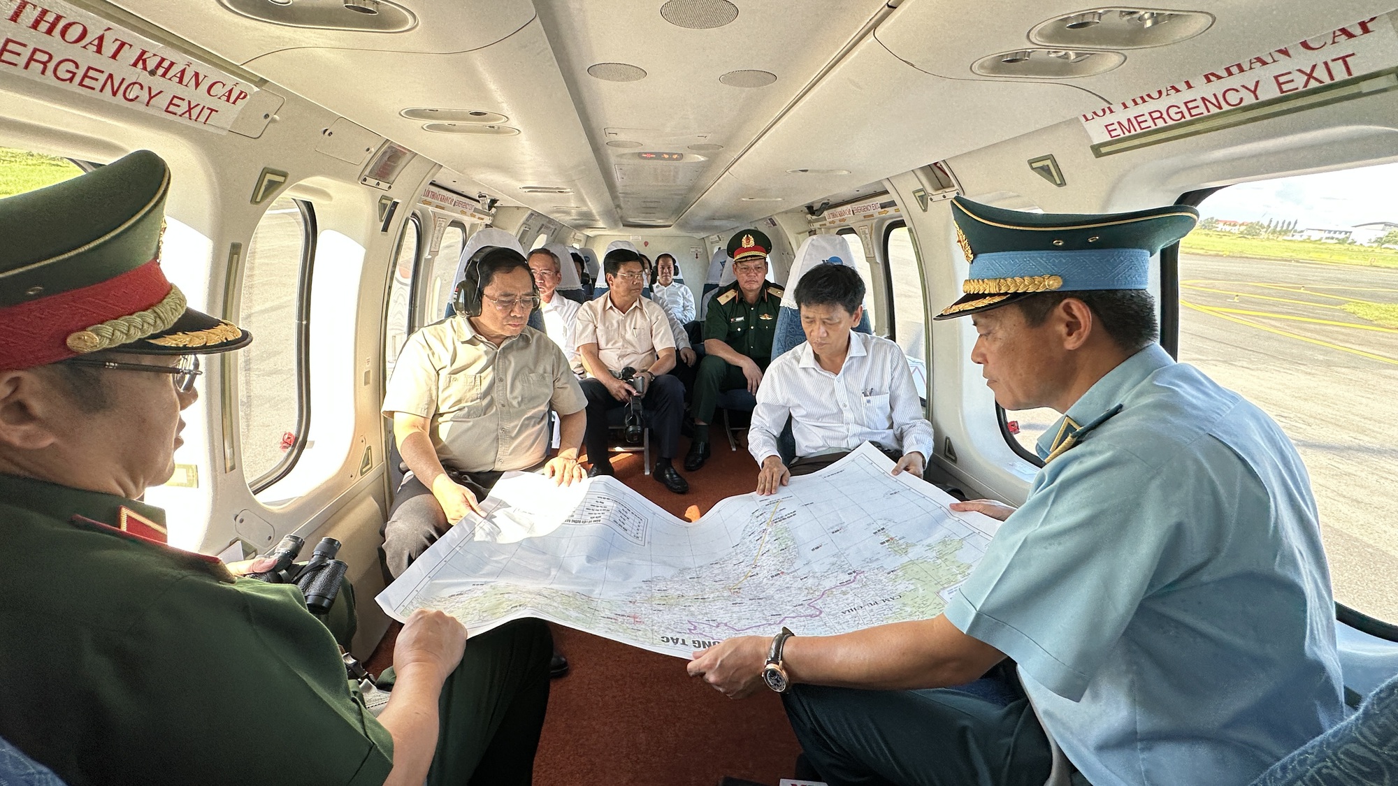Thủ tướng thị sát tình hình sạt lở ven biển các tỉnh Sóc Trăng, Bạc Liêu, Cà Mau bằng máy bay trực thăng - Ảnh VGP/Nhật Bắc  