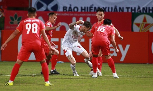 Viettel (áo trắng) đã thắng câu lạc bộ Công an Hà Nội ở lượt đi V.League 2023. Ảnh: VPF