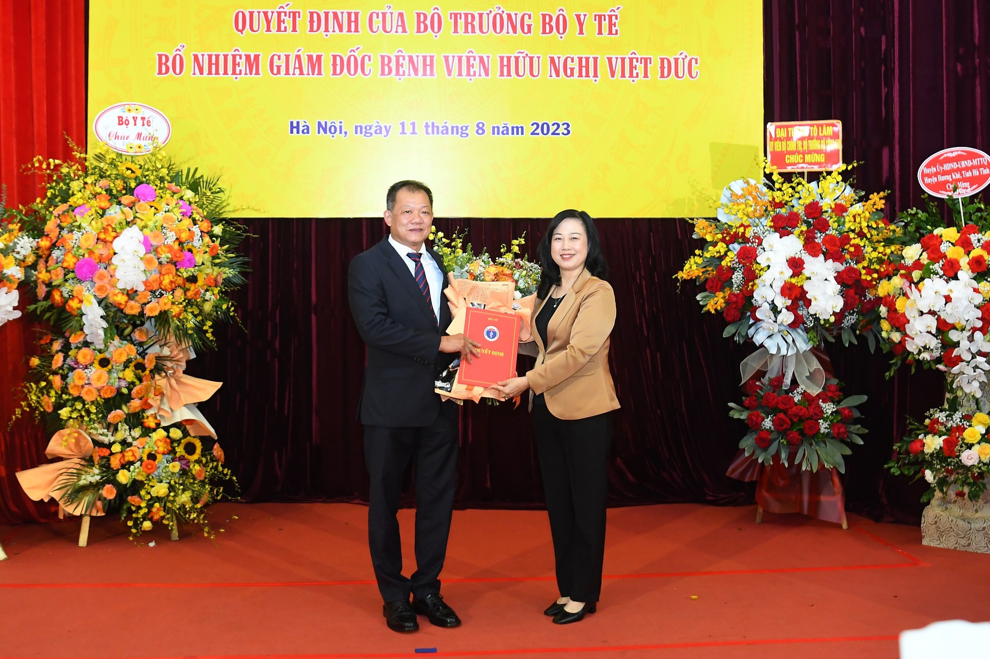 Bộ trưởng Bộ Y tế Đào Hồng Lan trao quyết định bổ nhiệm Giám đốc Bệnh viện Việt Đức cho TS.BS. Dương Đức Hùng. Ảnh: VGP