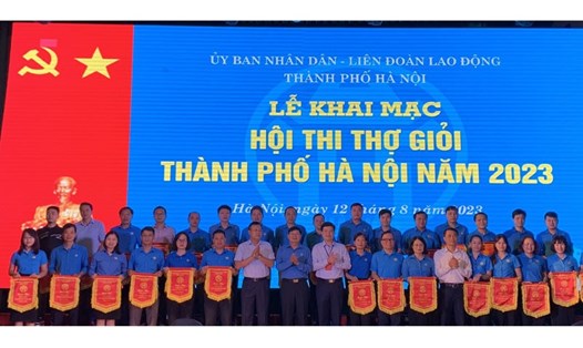 Phó Chủ tịch Tổng Liên đoàn Lao động Việt Nam Phan Văn Anh (thứ 8 từ trái sang) tới dự và trao cờ lưu niệm cho các đơn vị. Ảnh: Hải Yến