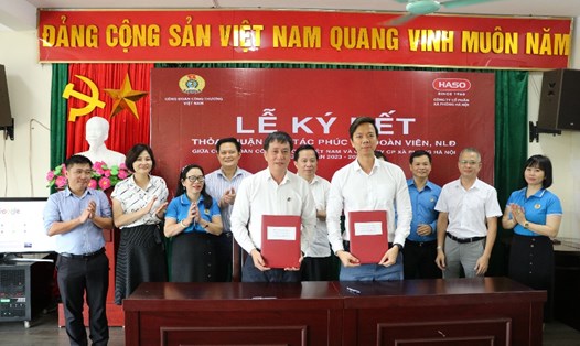 Ông Phan Văn Bản - Chủ tịch Công đoàn Công Thương Việt Nam (bên trái) ký chương trình phúc lợi đoàn viên với doanh nghiệp. Ảnh: Công đoàn CTVN