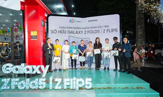 Khách hàng may mắn nhận suất mua Galaxy Z Flip5 với giá chỉ còn 12,995 triệu đồng tại FPT Shop. Ảnh: FPT Shop