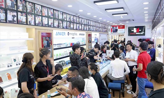 Hàng trăm khách hàng đã đến Minh Tuấn Mobile trong ngày mở bán bộ đôi Galaxy Z Fold5 và Galaxy Z Flip5. Ảnh: Minh Tuấn Mobile